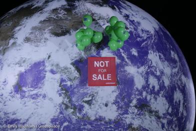"NOT FOR SALE” Banner auf einem Plakat  mit der Weltkugel zur Klimaschutzkonferenz 2021 in Glasgow