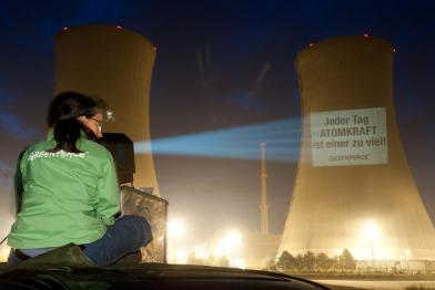 Greenpeace-Projektion am AKW Grafenrheinfeld am 6.Juni 2011