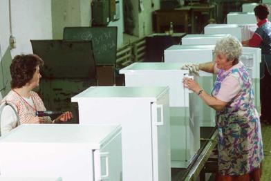 Arbeiterinnen am Fließband der Firma Foron