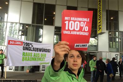 Greenpeace-Aktivisten protestieren beim Bundesparteitag der Linken für Kohleausstieg, Mai 2014