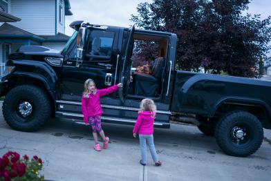 Zwei Mädchen aus Fort McMurray, Alberta, Kanada. Fotograf Ian Willms gewann den Jurypreis beim Greenpeace Photo Award 2018.