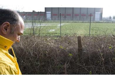 Die Urenco-Urananreicherungsanlage in Gronau, im Vordergrund der Greenpeace-Atomphysiker Heinz Smital