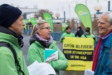 Greenpeace-Sprecherin im Gespräch mit Oliver Krischer, Vorsitzender der Grünen: Greenpeace fordert den Castortransport aus Jülich in die USA zu stoppen