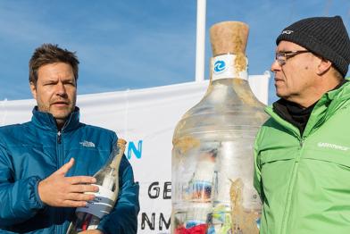 Minister Habeck und Greenpeace-Kampaigner Jörg Feddern