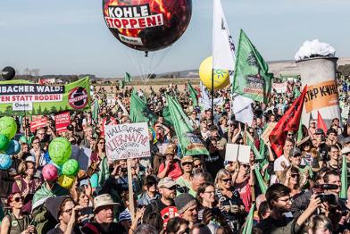 Demonstration am Hambacher Wald bei Köln-Buir im Oktober 2018 für den schnellen Kohleausstieg und die Rettung des Hambacher Waldes.