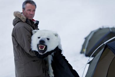 Hannes Jaenicke mit Eisbärenfell