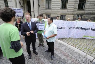 Übergabe von Unterschriften gegen Braunkohletagabaue in Magdeburg, Juli 2011