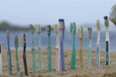 Plastik Zahnbürsten am Strand von Honolulu, Hawaii im Oktober 2006
