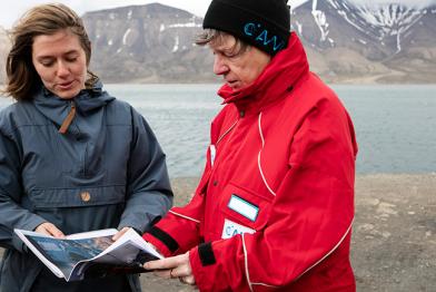 Aktivistin trifft Umweltministerin Hendricks in Norwegen und bespricht Greenpeace Materialien 