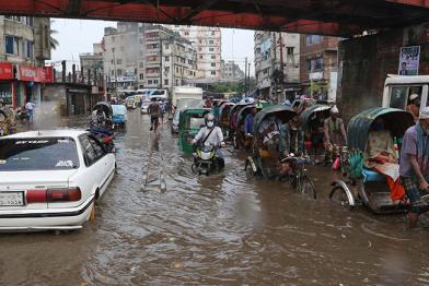 Rigschas auf den überfluteten Straßen von Dhaka, Bangladesh