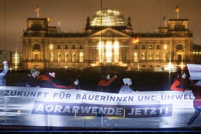 Hologramm-Demo vor dem Bundestag in Berlin