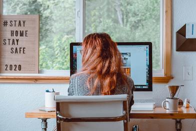 Frau sitzt am Schreibtisch