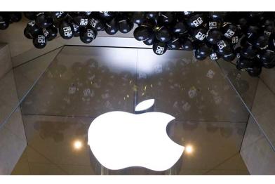 Schwarze Luftballons über dem Apple-Logo, Mai 2012