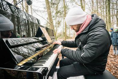 An einer für den Ausbau der Autobahn A49 kahl geschlagenen Schneise spielt Levit für den Klimaschutz Klavier.
