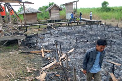 Niedergebranntes Urwaldschutzcamp auf der Halbinsel Kampar. Die Polizei geht von Brandstiftung aus. 04/12/2010