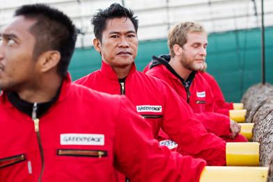 Aktivisten versperren mit Baumstämmen den Zugang zur Raffinerie von IOI in Rotterdam