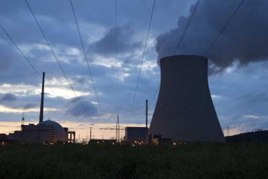 Atomkraftwerk Isar 1im Unterahrain bei Morgendämmerung, Juni 2009