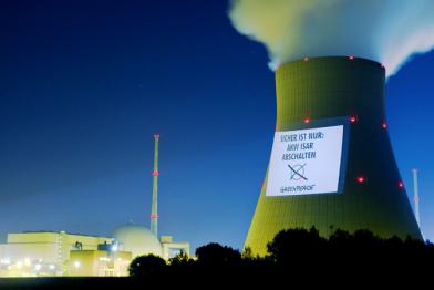 Projektion auf das Atomkraftwerk Isar: "Sicher ist nur: AKW Isar abschalten!"  09/11/2009