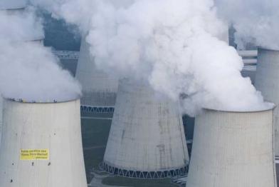 Aktivisten auf dem Kühlturm Jänschwalde, September 2009