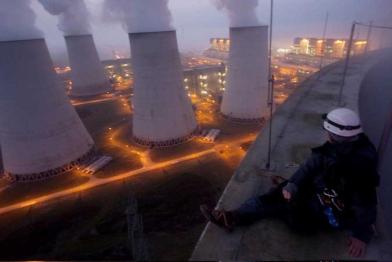 Aktivisten auf dem Kühlturm Jänschwalde, September 2009
