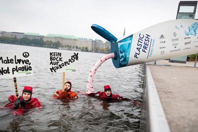 Jugendliche Greenpeace-Aktivisten protestieren in der Hamburger Alster gegen Mikroplastik