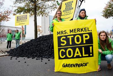 Kohlelaster mit Aktivisten und Kohlehaufen vorm Bundeskanzleramt
