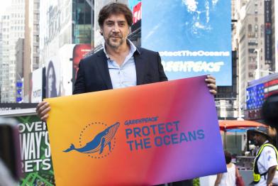 Javier Bardem fordert  mit Greenpeace Meeresschutz in New York