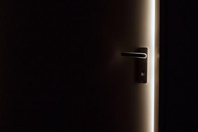 Tür mit einem Spaltbreit Licht