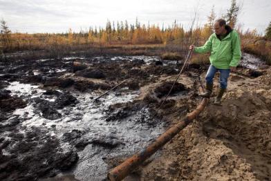 Jörg Feddern bei der Dokumentation eines Ölunfalls in der Komi-Republik im Jahr 2011