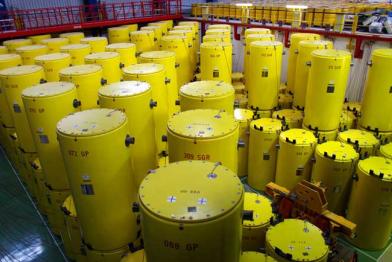 Im Zwischenlager des stillgelegten Forschungsreaktors Jülich lagern 152 Castorbehälter aus den USA. Foto: dpa/Oliver Berg, 21. Oktober 2010