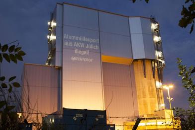 Greenpeace-Aktivisten projizieren Protest ans AKW Jülich