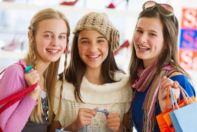 Jugendliche beim shoppen - leider entscheiden sich wenige für die nachhaltige Mode, sondern richten sich nach Trend und Preis.