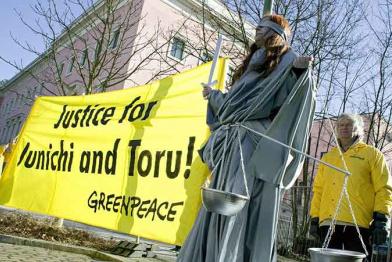 Aktivistin als Göttin Justitia verkleidet vor der japanischen Botschaft in Berlin, Juni 2008