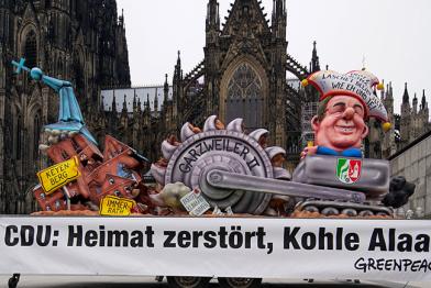 einsamer Karvelaswagen vor Kölner Dom