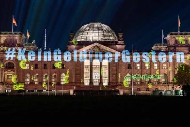 "Kein Geld für gestern" wird an den Reichstag projiziert