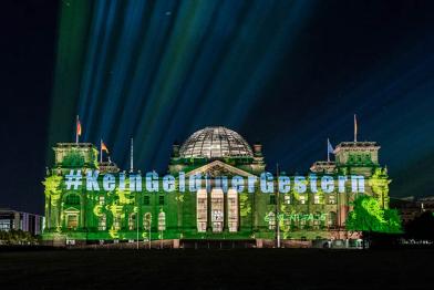 "Kein Geld für Gestern"-Projektion auf  Berliner Reichstag