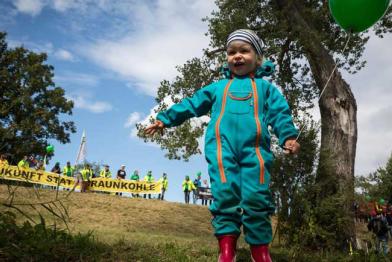 Über 7500 Menschen aus fast 30 Ländern demonstrieren in der Lausitz gegen weitere Braunkohletagebaue und für eine echte Energiewende. 