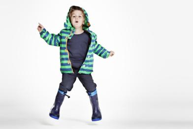 Ein Kind springt vor Freude in die Luft (Hintergrund: weiß)