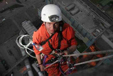 Kletterin am Schornstein des Kohlekraftwerks Kingsnorth in Kent. Oktober 2007