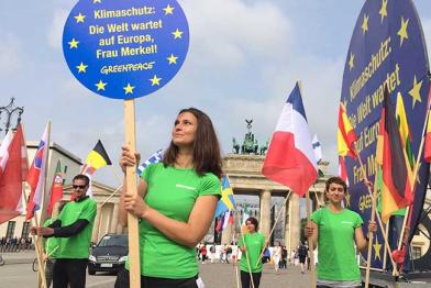 „Klimaschutz: Die Welt wartet auf Europa, Frau Merkel!“ steht auf einer fünf Meter großen Scheibe, die Greenpeace-Aktivisten anlässlich des Petersberger Dialogs vor dem Brandenburger Tor aufgestellt haben. Juli 2014