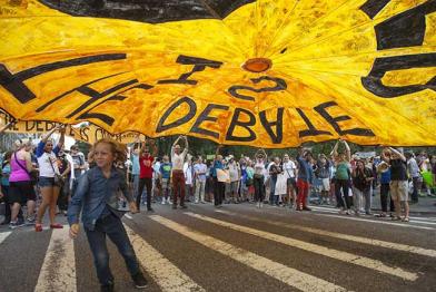 Demonstration zum Klimagipfel 2014 New York: Ein Mädchen läuft unter einem Banner