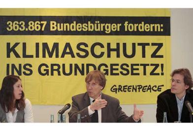 Rechtsanwalt Michael Günther stellt die Greenpeace-Forderung auf einer Pressekonferenz vor, Oktober 2010