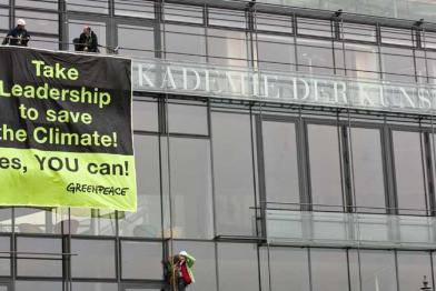 Greenpeace-Kletterer demonstrieren bei Klimaverhandlungen in Berlin, Juli 2011