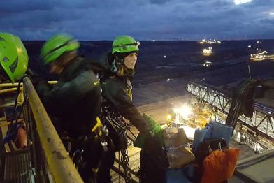Aktivistinnen und Aktivisten auf einem Bagger im Braunkohletagebau Garzweiler