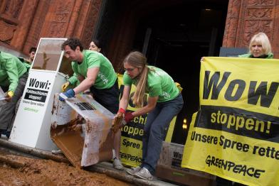 Greenpeace-Aktivisten kippen zum Protest gegen Kohleabbau Spree-Schlamm vors Berliner Rathaus.