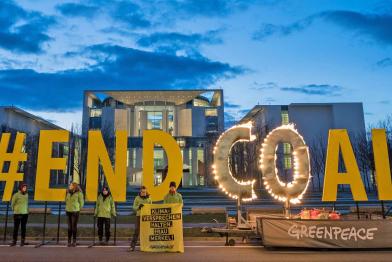 Greenpeace-Aktivisten mit großen "#End Coal"-Buchstaben in Berlin vor dem Kanzleramt