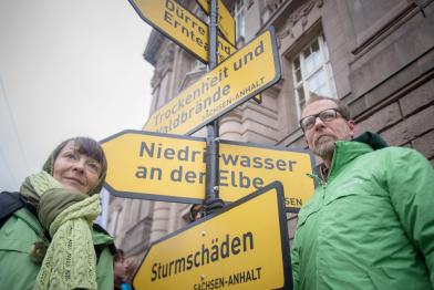 Vor der Sitzung der Kohlekommission im Bundeswirtschaftsministerium in Berlin protestieren Greenpeace-Aktivisten für einen raschen Kohleausstieg.