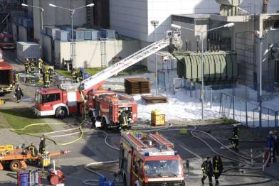 Feuerwehrleute bekämpfen den Brand im AKW Krümmel, Juni 2007