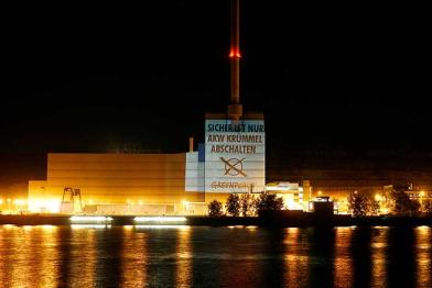 Projektion auf das AKW Krümmel: "Sicher ist nur AKW Krümmel abschalten".