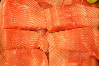 Geschnittener Lachs auf einer Platte